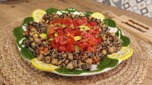 VIDEO FOTO | Prânz ușor de weekend. Salată colorată cu două feluri de quinoa, năut și legume
