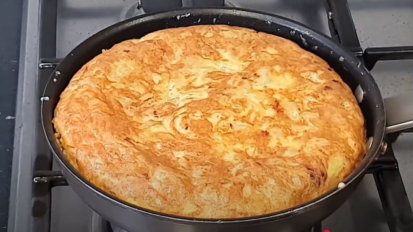 Omletă sănătoasă cu trufe și brânză brie/ Câte preparate din ouă se pot consuma pe săptămână 