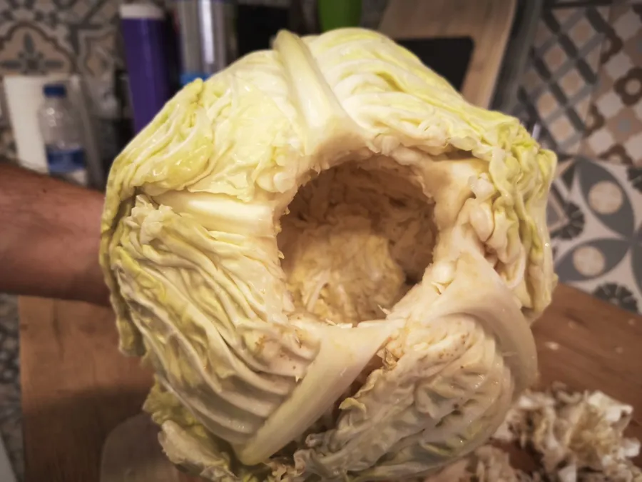 Varză umplută cu carne/ Arată ca o sarma uriașă și are gust de sarmale, doar că este mai ușor de preparat