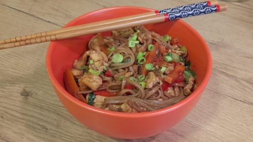 Rețete asiatice ușor de preparat: Wok cu curcan, legume și paste soba