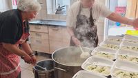 VIDEO-DOCUMENTAR | Cum a ajuns un proiect pornit cu 100 de lei să ofere sute de mese calde în fiecare săptămână