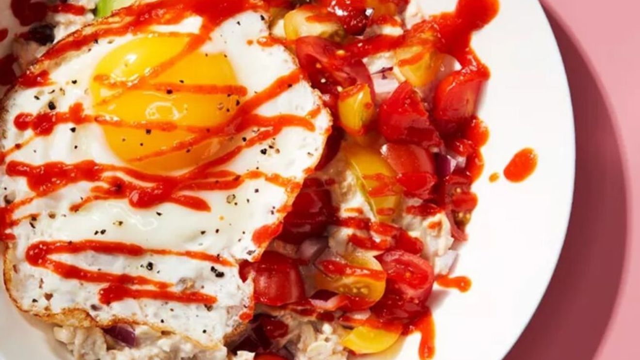 Mic dejun cu ovăz, Sriracha, ou și avocado / Hrănitor și sănătos, îți asigură energie pentru o bună parte din zi