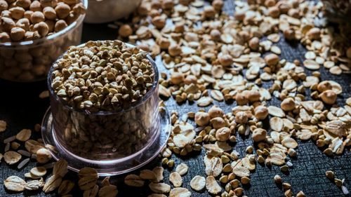 Care este cel mai sănătos tip de cereale? Nutriționiștii afirmă că grâul, orezul și ovăzul sunt adevăratele cereale integrale / Atenție! Un mic dejun cu cereale ultra-procesate poate conține toată cantitatea de zahăr pentru o zi