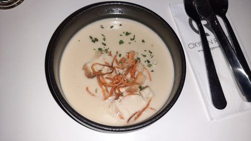 VIDEO | Aventură și fine dining în inima Harghitei: Un resort din vârful muntelui oferă o experiență completă / Natură, adrenalină și supa de fân, care cucerește turiștii la peste o mie de metri altitudine. Chef: „Fânul este de aici, de pe munte. Trebuie cosit cu mâna și greblat cu mâna. În acest fel, florile, frunzele, nu se scutură”