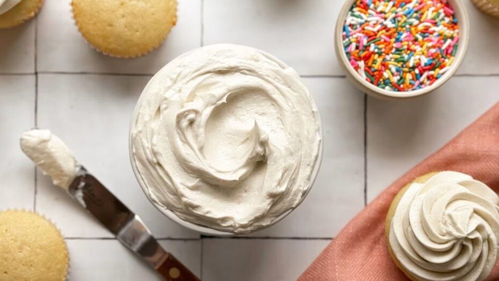 Ceva dulce | Crema de unt, numai bună de ornat brioșe, biscuiți sau pișcote/Bonus: rețetă rapidă de brioșe