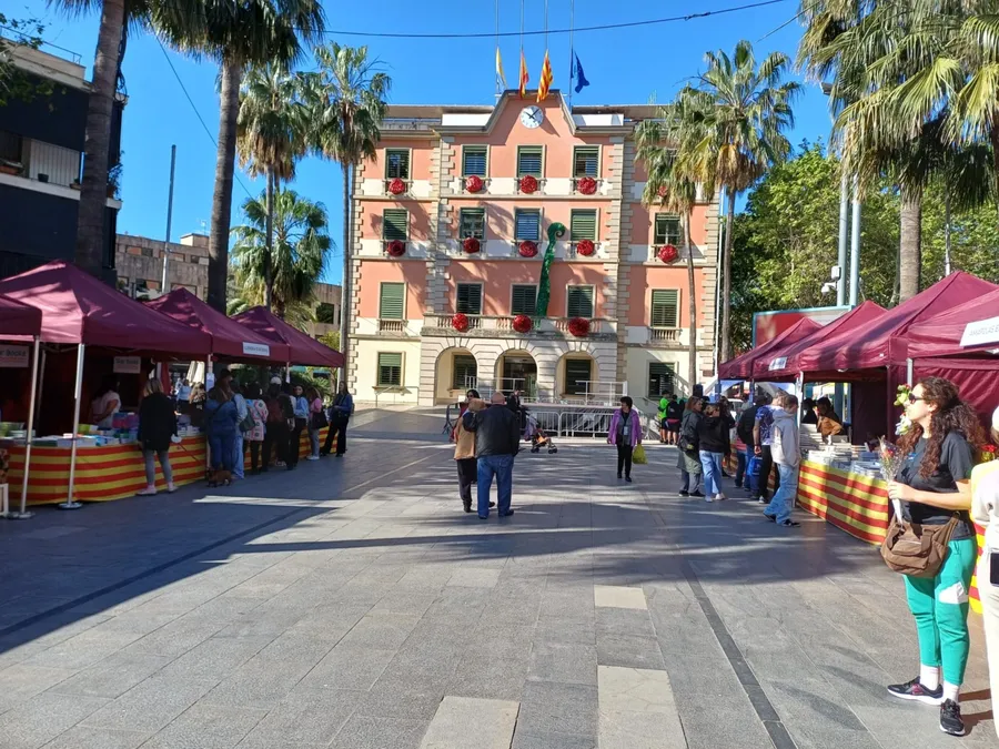 Sant Jordi sau Ziua Sfântului Gheorghe este echivalentul catalan al Zilei Îndrăgostiților