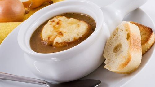 Cum să pregătești cel mai bun sos de ceapă după rețeta Inei Garten / Un preparat simplu, dar spectaculos, surpriza perfectă pentru o petrecere