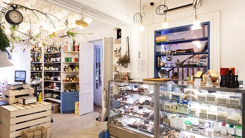 Românii reînvie băcănia tradițională, pe măsură ce crește producția locală de alimente / „Sunt foarte bine-venite mai ales pentru cei care nu mai au conexiune cu ruralul, nu au părinți sau bunici la țară”