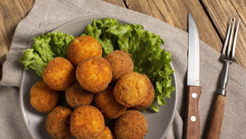 Chifteluțe de conopidă. Ușor de făcut, se pot lua la pachet, poți să servești și colegii. Sunt bune și acasă, simple sau cu sos