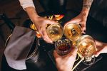De ce organismul cere snack-uri și prăjeli atunci când consumăm alcool. Cu ce alimente mai sănătoase ne recomandă nutriționiștii să le înlocuim (studiu)