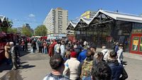 FOTO-VIDEO | Cozi uriașe la mici, de 1 Mai, în Piața Obor. Oamenii așteaptă zeci de minute pentru o porție / Un mic se vinde cu 6 lei, iar pentru extra-muștar se plătește 2 lei