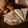 Un maestru brânzar explică de ce nu ar trebui să păstrezi niciodată brânza în folia de plastic / Cum se depozitează corect pentru a nu-și pierde aroma și textura