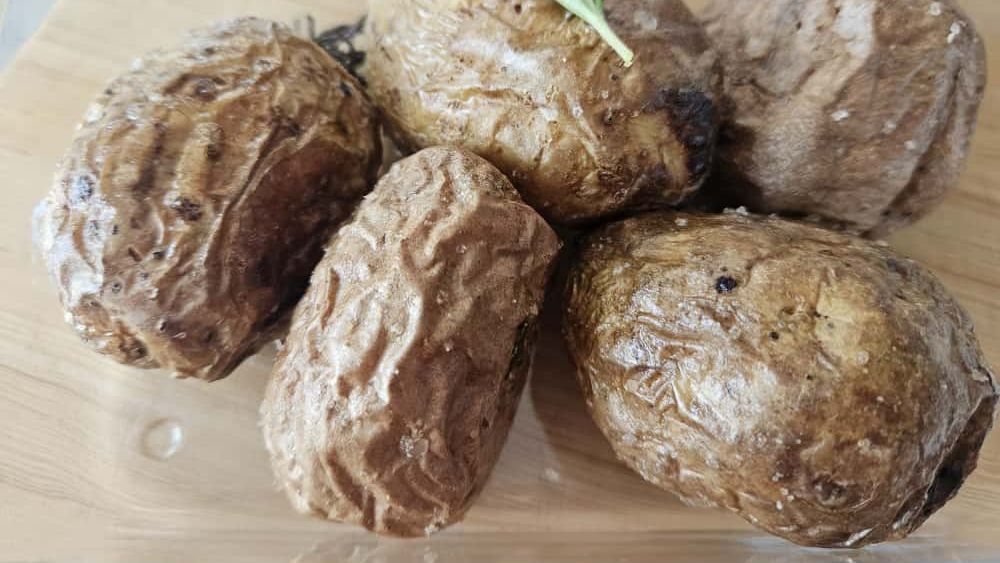 Cartofi copți la airfryer / O rețetă rapidă și delicioasă, gata în mai puțin de jumătate de oră / Extra sfat: După ce îi tai pune puțin unt peste ei