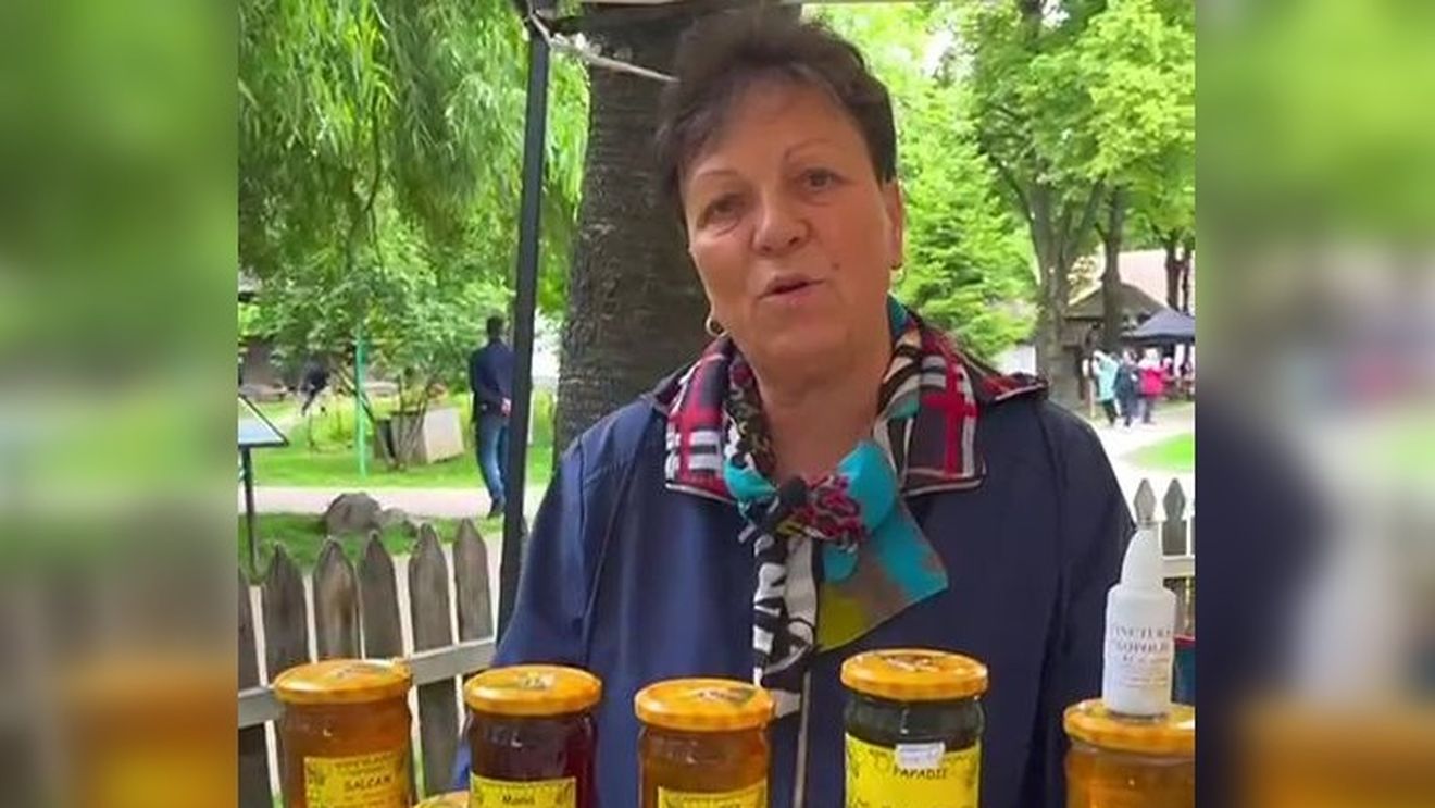VIDEO Elena Stan, apicultor: „E important să-i dai omului mierea așa cum ți-o dă și ție albina” / „Omul o ia ca pe medicament, nu că-i e foame” / „La floarea-soarelui chiar nu ne mai primesc [agricultorii]”