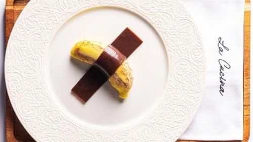 Celebra banană de 6 milioane de euro a devenit desert. Costă 15 euro și poafe fi savurată într-un local de fine dining de la Milano