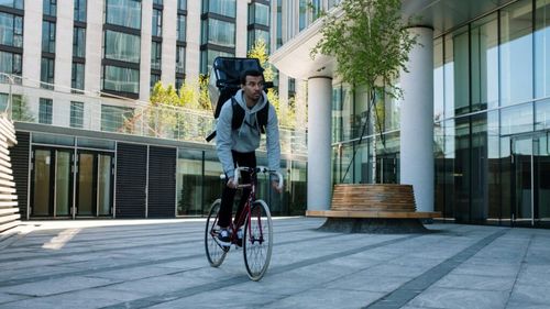 Glovo și Delivery Hero, anchetate de UE pentru posibile înţelegeri anticoncurenţiale