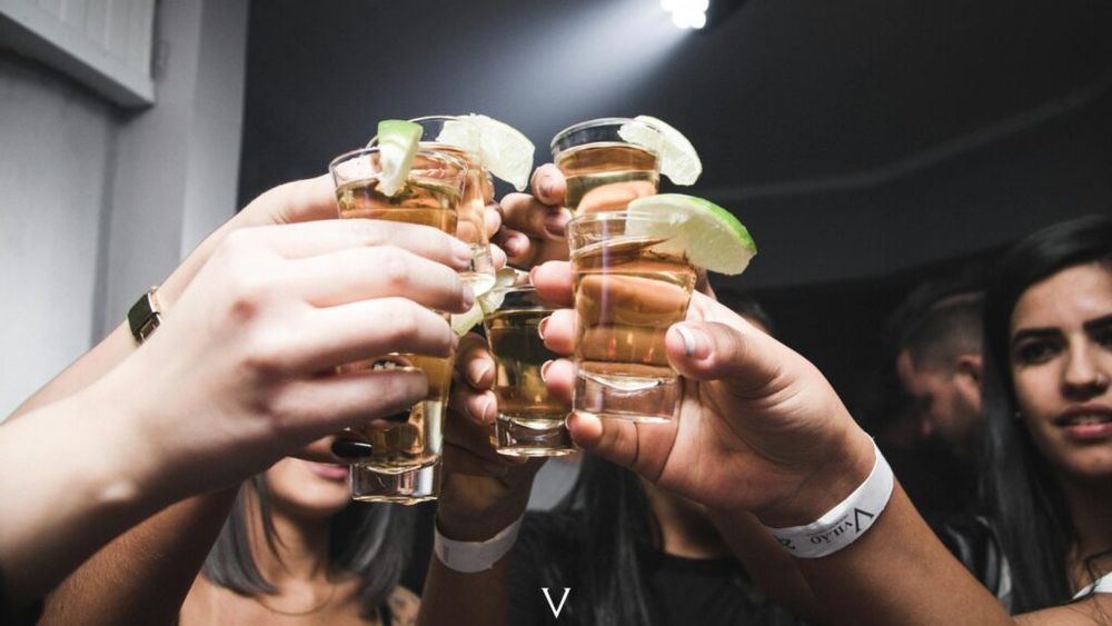 Cine bea mult alcool îmbătrânește mai repede/ Cercetătorii spun că alcoolul poate mări riscul de Alzheimer, cancer și boala coronariană