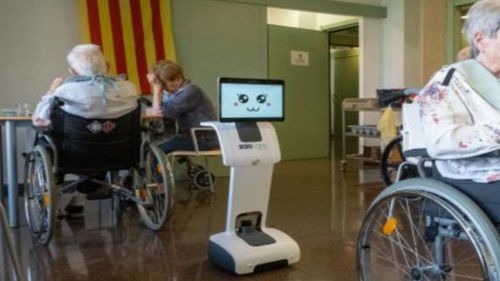 Un cămin de bătrâni din Spania testează un robot care ajută vârstnicii să se hidrateze pe timpul verii