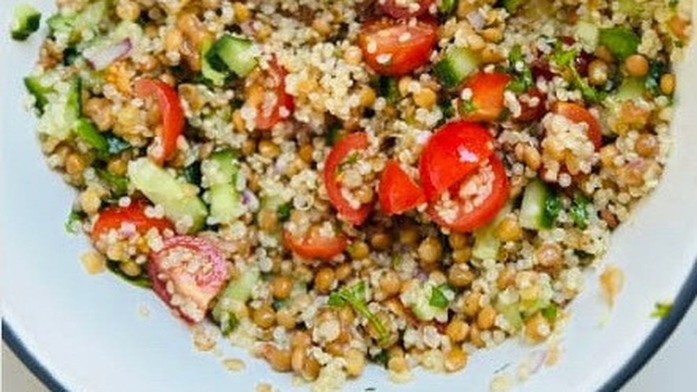 Idei de cină | Salată de quinoa cu linte și legume, o combinație foarte sănătoaă, care se prepară rapid