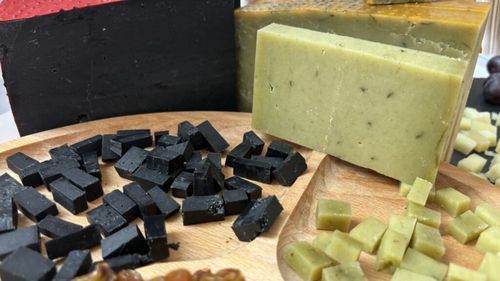 Brânză maturată în verde cu matcha sau în negru cu cărbune alimentar, pusă pe piață de un producător de la poalele Munților Făgăraș/”Laptele folosit este de vacă, de bivoliță și de oaie” - Alin Moldovan, inginer tehnolog