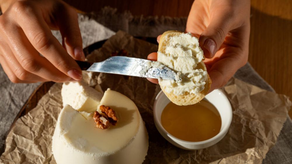 Care este mai bun: untul irlandez sau cel francez / Diferențele care le schimbă gustul și utilizarea în bucătărie, explicate de experți