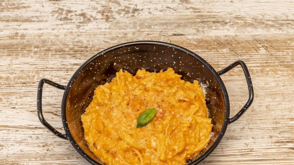 Pastele de vineri seara. Pasta, patate, provola - o rețetă rapidă de paste cu cașcaval și cartofi de inspirație napoletană