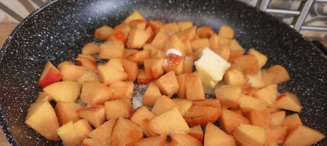 VIDEO FOTO | ABC în bucătărie | Cum caramelizezi fructele pentru prăjituri sau gemuri. Care e secretul ce previne oxidarea sau arderea