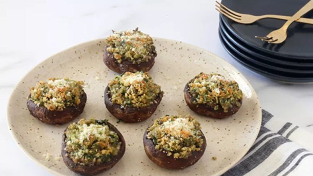 Ciuperci umplute cu parmezan și usturoi / Un prânz delicios și rapid, potrivit și pentru o masă festivă