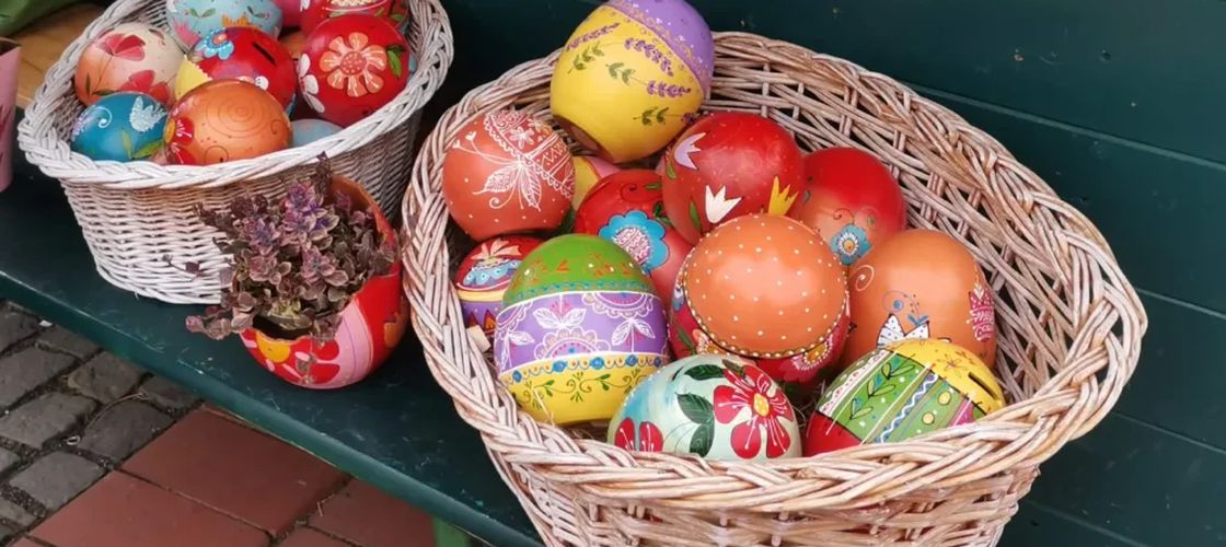 De ce se vopsesc ouăle roșii de Paște și ce simbolizează tradiția ciocnitului