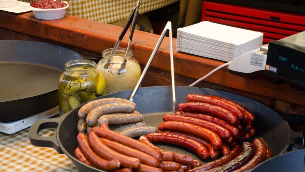 Marca proprie de cârnaţi a producătorului auto Volkswagen a stabilit un nou record de vânzări / Printre aceşti cârnaţi s-a numărat şi renumitul currywurst - cârnat feliat acoperit cu pudră de curry şi ketchup - care are şi o zi naţională ce îi este dedicată