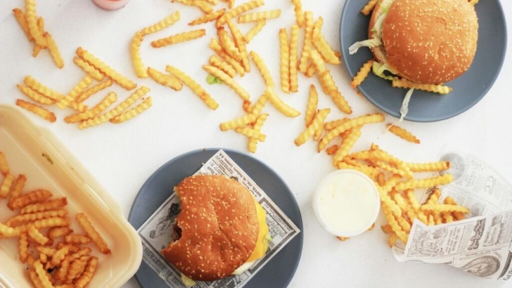 Politicieni în campanie/ Ciolacu este fan cheesburger/ A mâncat la un fast-food românesc, după ce la Chișinău a testat produsul similar de la McDonald's