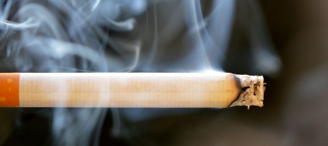 Amenzi de 55.000 de lei pentru fumat în interior. 11 localuri din București, sancționate după controale de noapte