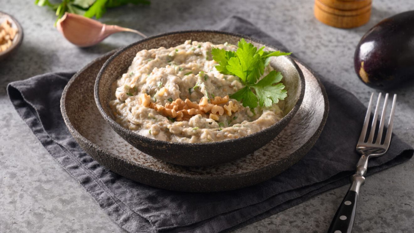 Secretul unei salate de vinete perfecte. Trucurile care îi dau gust, fără să devină amară sau uleioasă + o rețetă simplă
