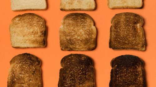 Mâncarea arsă poate conține substanțe ce afectează sănătatea / Ce riscuri există și cum să le eviți, conform specialiștilor / Unele sunt legate de un risc crescut de cancer