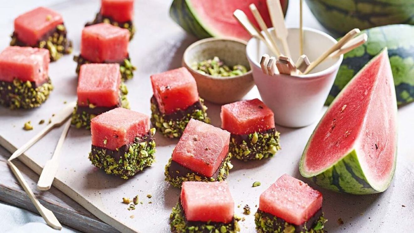 O idee inedită cu cuburi de pepene în congelator, cel mai creativ desert al verii, cu ciocolată și fistic