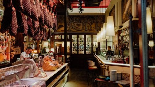 De 90 de ani în centrul Barcelonei, o tavernă gourmet de familie a ajuns la a treia generație și speră să sărbătorească și centenarul/ „Oamenii care vin în centru vor să mănânce și găsesc doar lanțuri de restaurante și francize, dar își doresc localuri cu suflet”