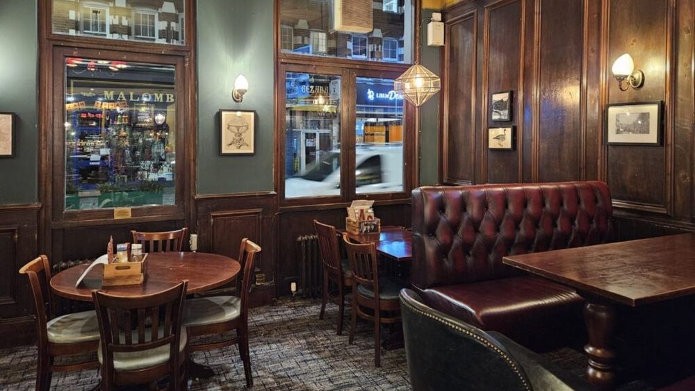 Ce mâncăruri fac parte din meniul unui pub tradițional din Londra și, mai ales, cât costă un hamburger și o porție de cartofi prăjiți / Care sunt diferențele față de prețurile din România?