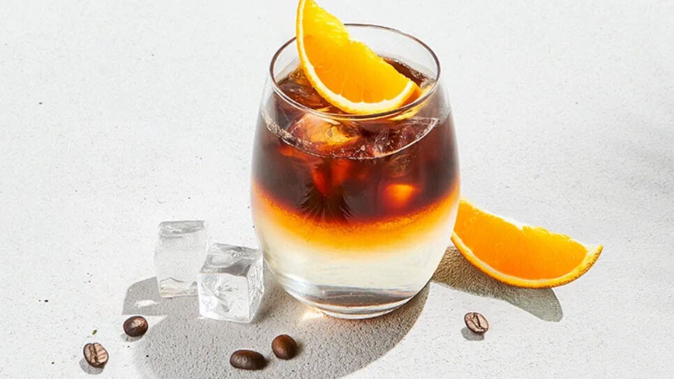 VIDEO | Băutura fără de care n-am putea începe ziua/ În cinstea aromei care unește mapamondul, pe 1 octombrie sărbătorim Ziua Internațională a Cafelei. Încercăm și un Espresso Tonic?