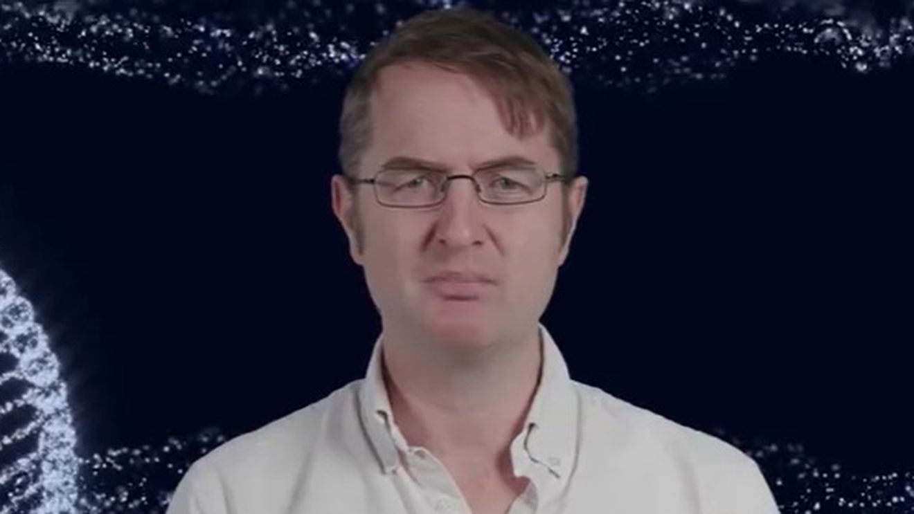 Un profesor de imunologie a devenit propriul „cobai” pentru a descoperi secretul longevității / A încercat diverse metode populare: înotul în apă rece, consumul de suc de sfeclă și dietele restrictive. Rezultatul? „O masă de fast-food cu prietenii este mai benefică decât o viață de quinoa mâncată singur”