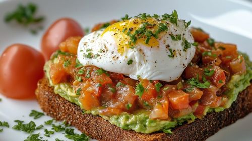 Toast cu avocado, salsa și ou / Un mic dejun rapid ca un snack, dar hrănitor ca o masă consistentă