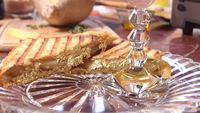 Ce conține cel mai scump sandviș din lume / Costă 214 dolari și are pâine cu Dom Pérignon, aur comestibil și o brânză italiană rară