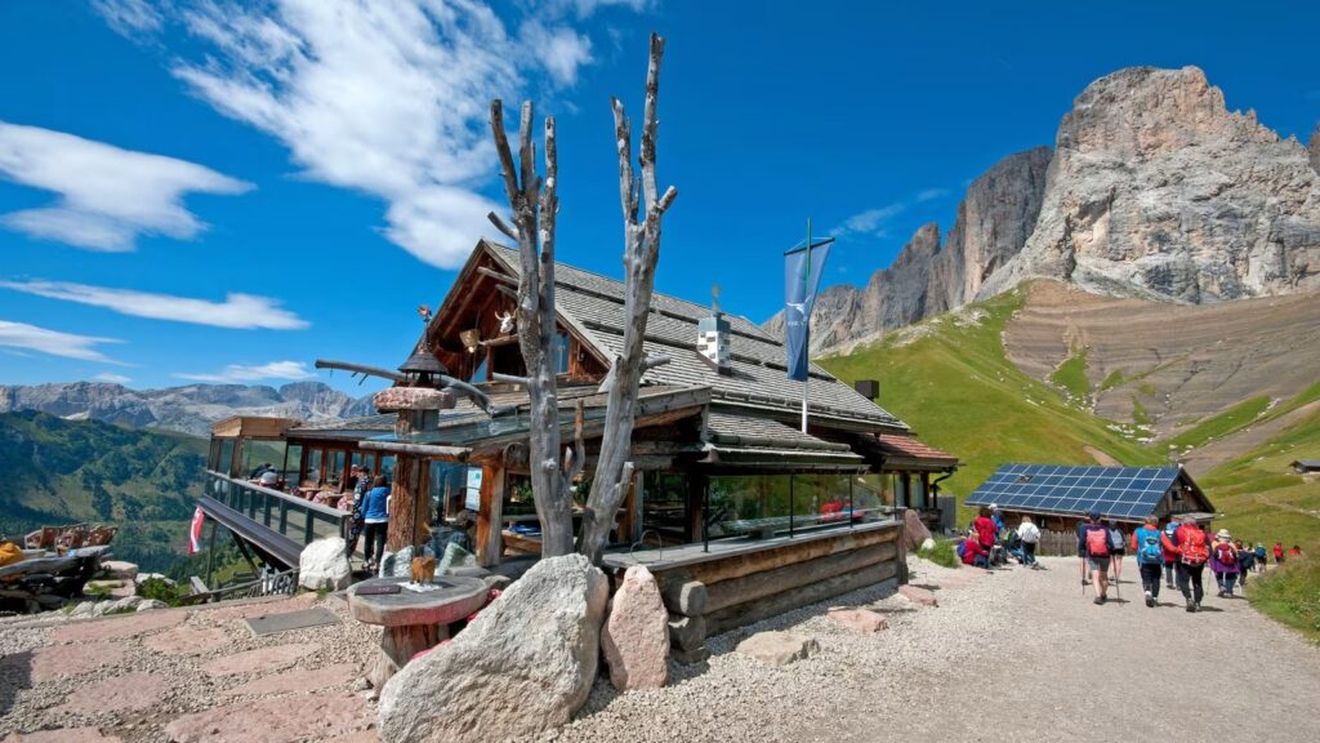 Krapfenul de 4 euro, prăjitura care a provocat isterie în Dolomiți / Turiștii stau la coadă pentru preparatul devenit viral pe TikTok / Localnicii avertizează asupra „turismului de algoritm”