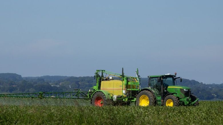POLITICO: Fermierii europeni reduc fertilizarea din cauza costurilor uriașe. Specialiștii avertizează asupra unor scumpiri alimentare în 2027
