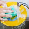 Cum cureți buretele de vase și când este momentul să-l arunci / Cât de multe bacterii se pot ascunde în el
