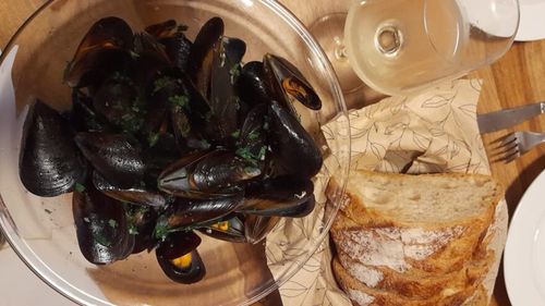 Rețetele Juanitei.  Scoici în sos de vin, usturoi și pătrunjel. Tot gustul mării într-o farfurie