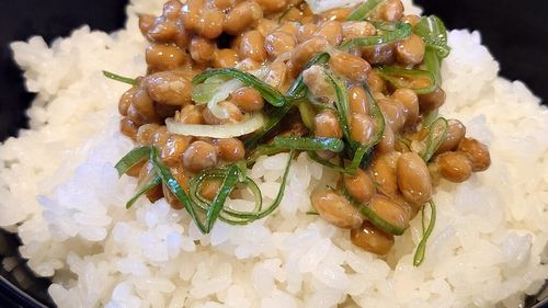 VIDEO | Ce este „natto”, alimentul tradițional japonez obținut din boabe de soia fermentate / Exporturile au crescut de ori în ultimii ani, după ce superalimentul a devenit viral pe rețelele de socializare