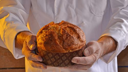 Masa de Paște se schimbă: cozonacul clasic pierde teren în fața variantelor moderne. Panettone câștigă vizibilitate, iar prețurile cresc în cofetării / Diferențele dintre cozonac și panettone