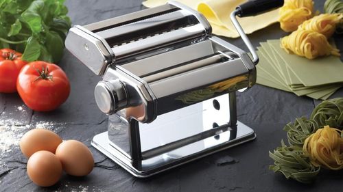 Mașinile de făcut paste nu sunt scumpe și nu necesită multă îndemânare în utilizare/ Par dificil de folosit, dar sunt potrivite și pentru începători într-ale bucătăriei