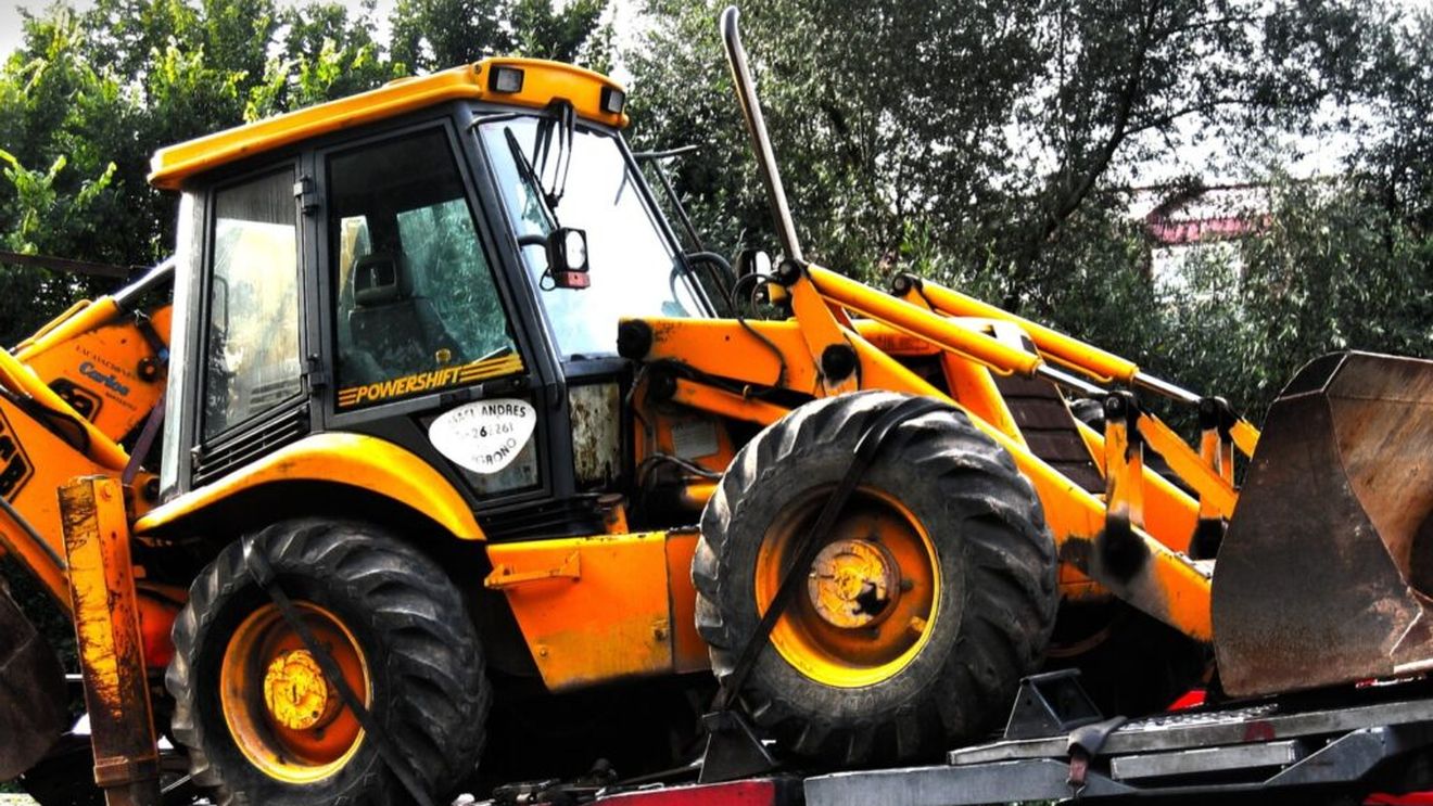 Un bărbat a distrus cu buldoexcavatorul mai multe culturi de mazăre în Teleorman / Polițiștii nu au reușit să îl oprească, deși au tras cu arma spre anvelopele vehiculului