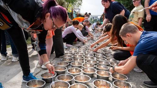 Prima ediție din 2025 a evenimentului „Tocăniță pentru toți Bobiță”, organizată sâmbătă la Adăpostul Speranța / Participă actorul Vladimir Drăghia și un grup de elevi din Franța